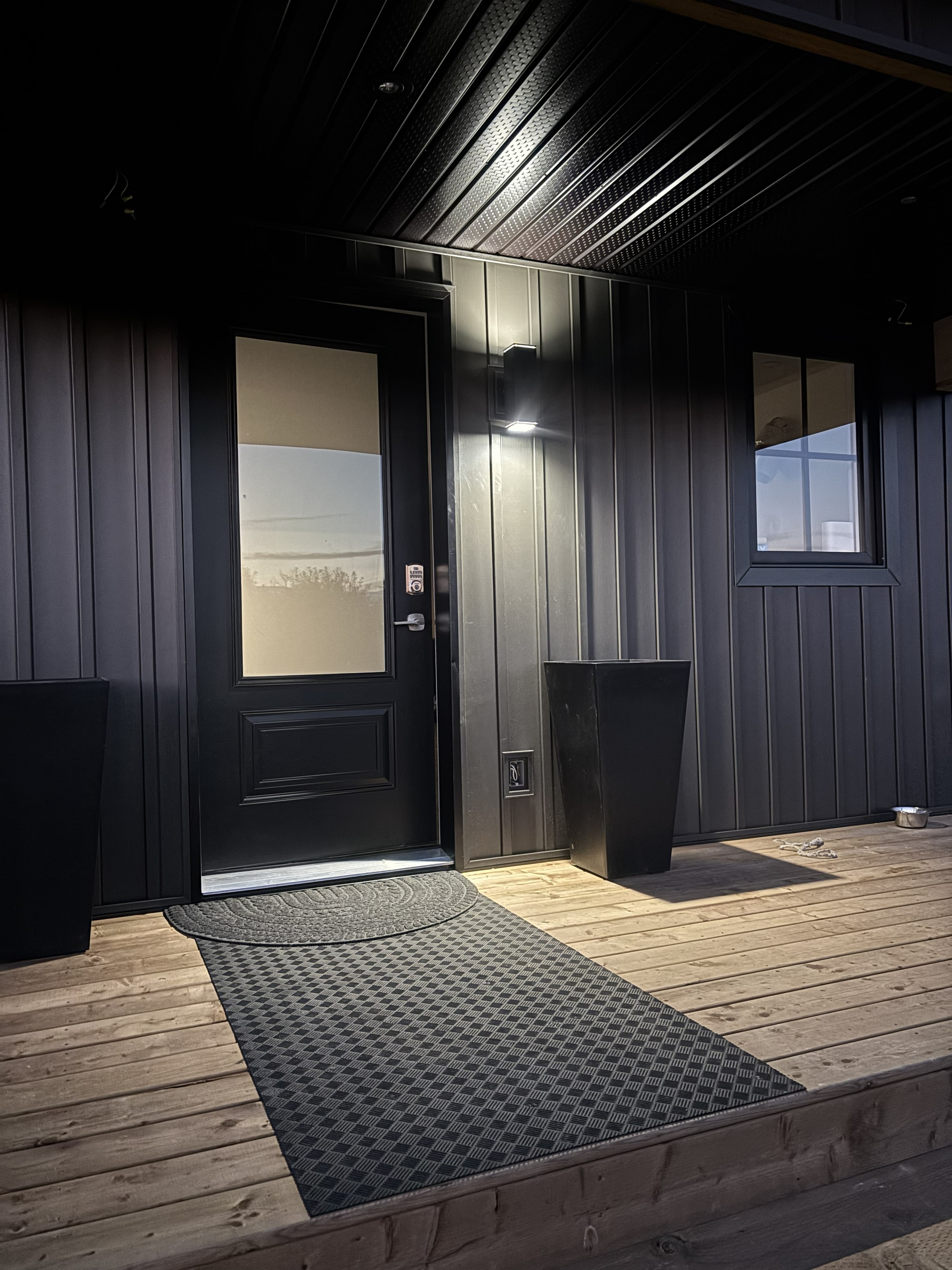 Modern exterior entrance lighting